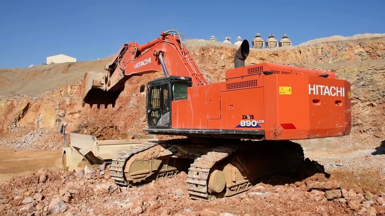 Hitachi ZX890-6 loading ADTs - Part 1
