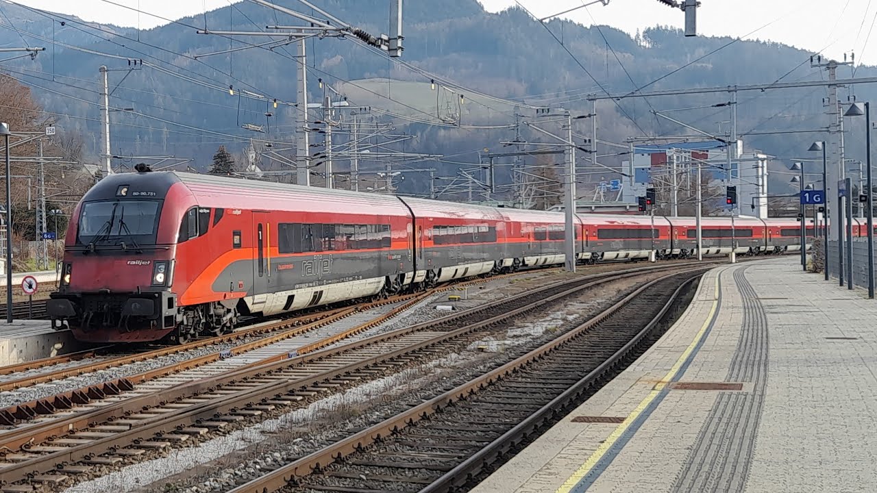 Bunter Bahnverkehr am Bahnhof Bruck an der Mur mit Railjet's, Güterzüge, CDC Vectron, Neue Werbelok