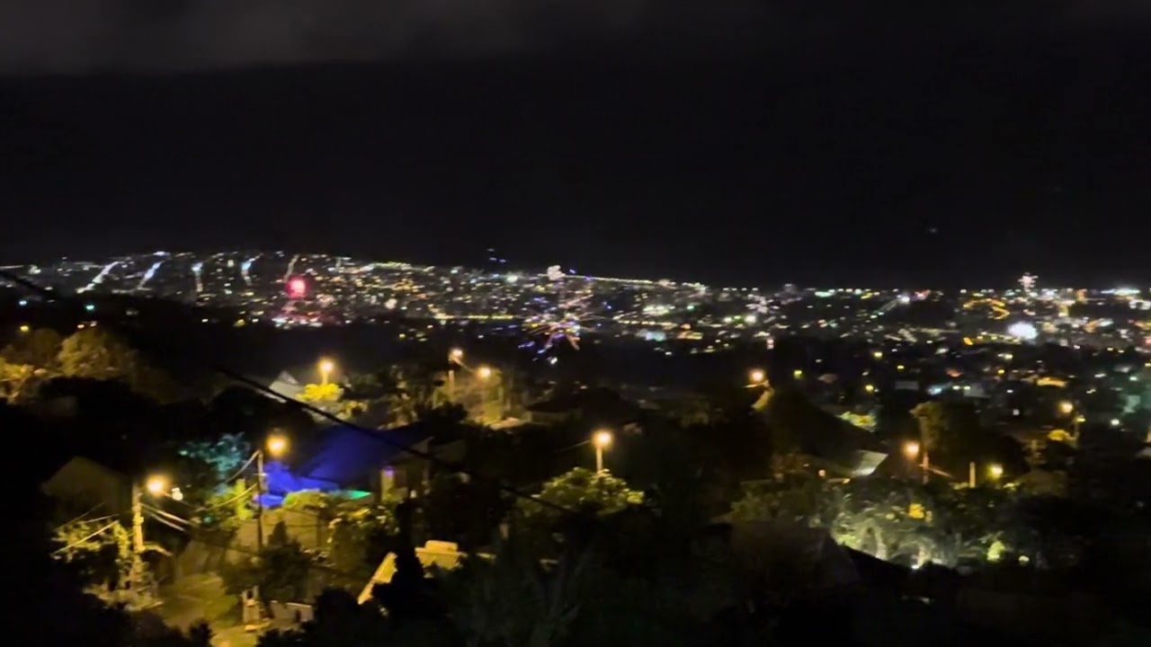 Feu d’artifice de Noël 2024 (Saint Denis de la réunion) joyeux Noël à toutes et à tous .🙏🙏🙏