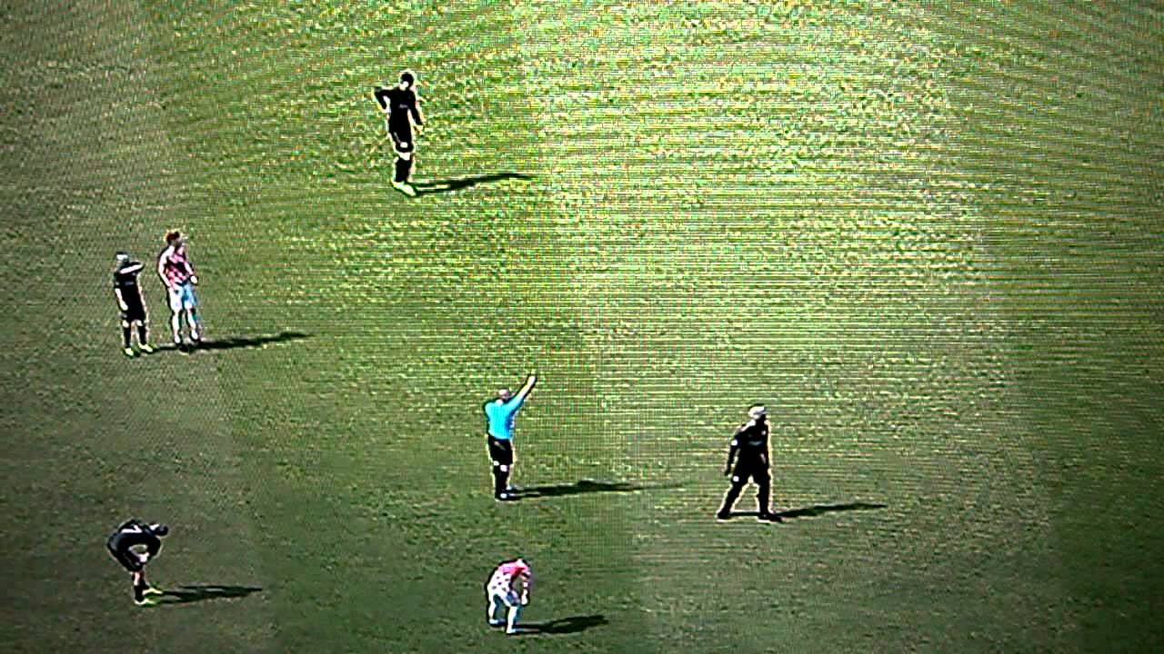 Fifa 12 funny bug...referee gives couple of yellow card to same player -  Joe Šimunić Style