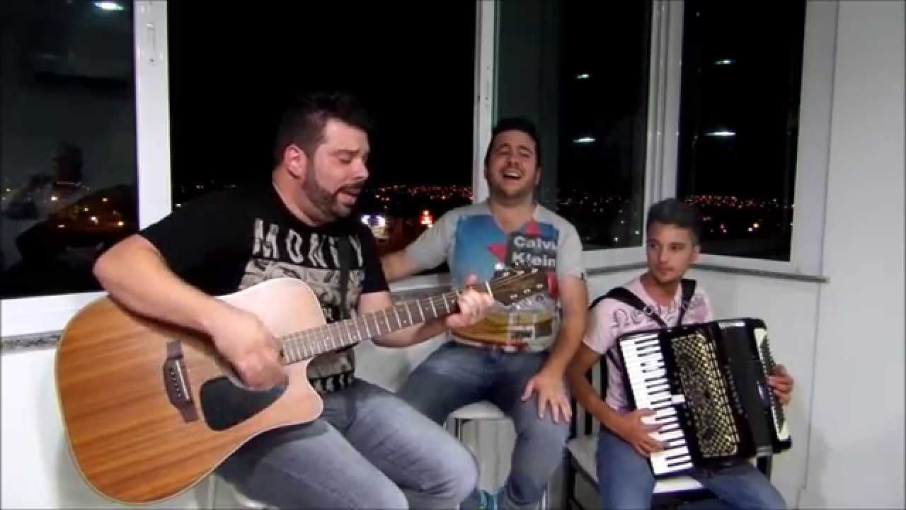 Júnior e Jovane no Churrasco - Blusa Bermelha