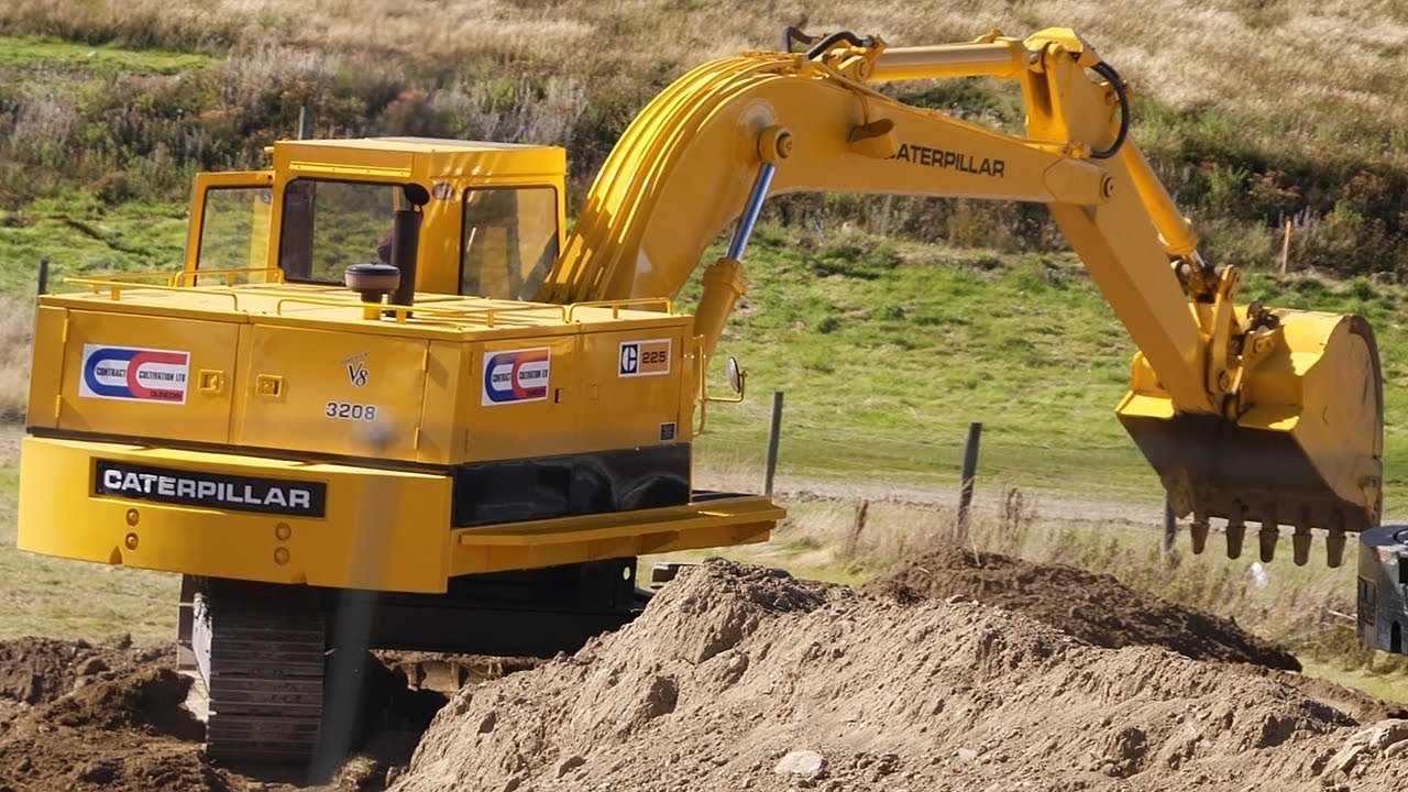 Vintage 1974-87 Caterpillar CAT 225 Excavator Working at Wheels at Wanaka 2023