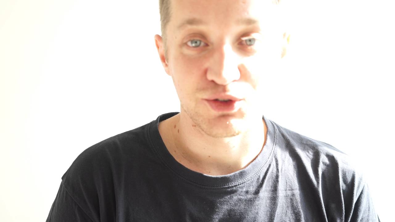 Maeckes gibt Konzert im Berliner Plattenladen Dodo Beach