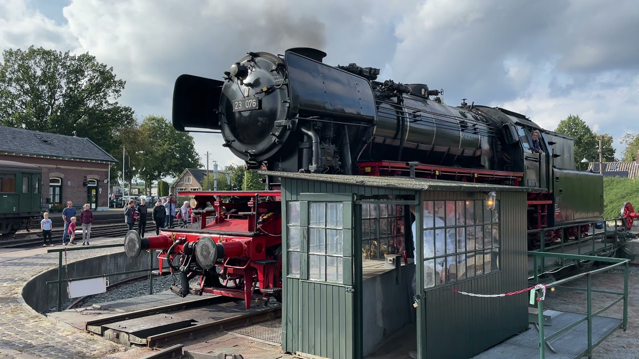 Op de draaischijf VSM 23076 stoomlokomotief in Beekbergen (langere film)