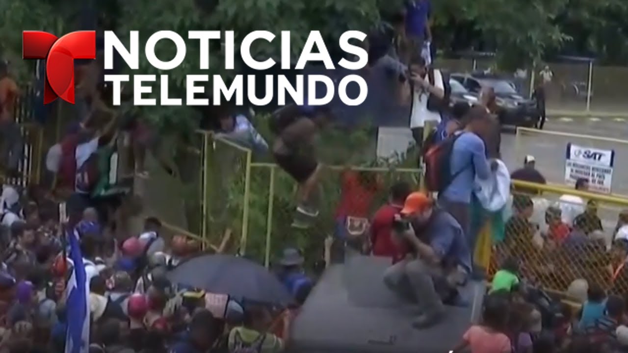 Migrantes logran romper cerca en la frontera y entran corriendo a México | Noticiero | Telemundo