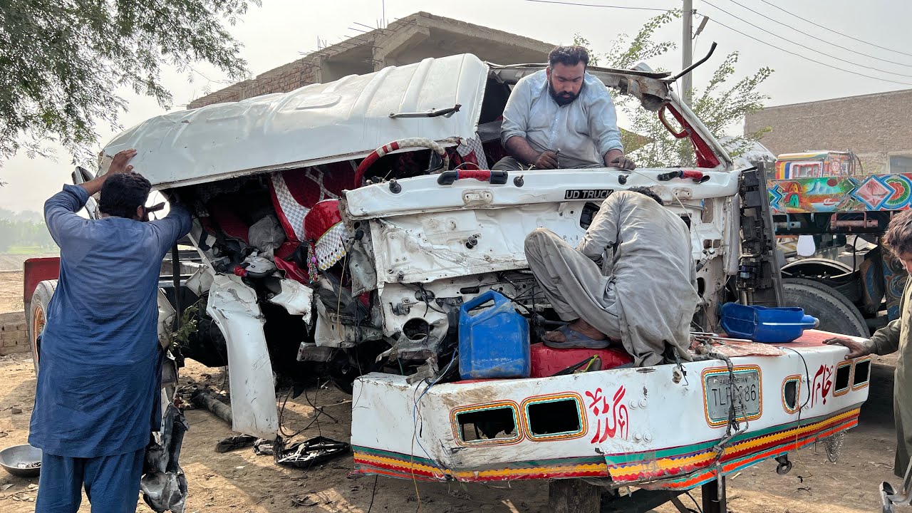 Watch Expert Mechanics Repair Truck Cabin After Devastating Accident || Pakistan Trucks”