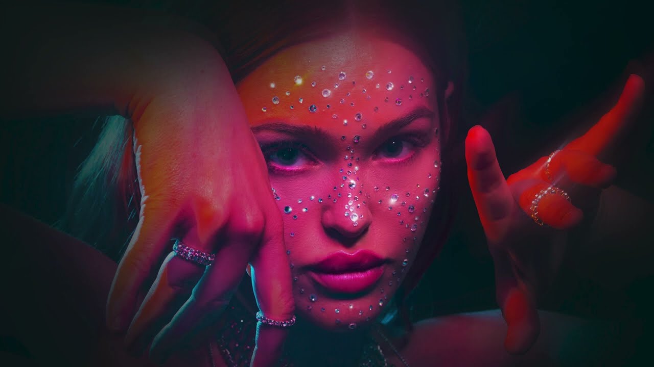 Elley Duh&eacute; - PIECES (Audio)