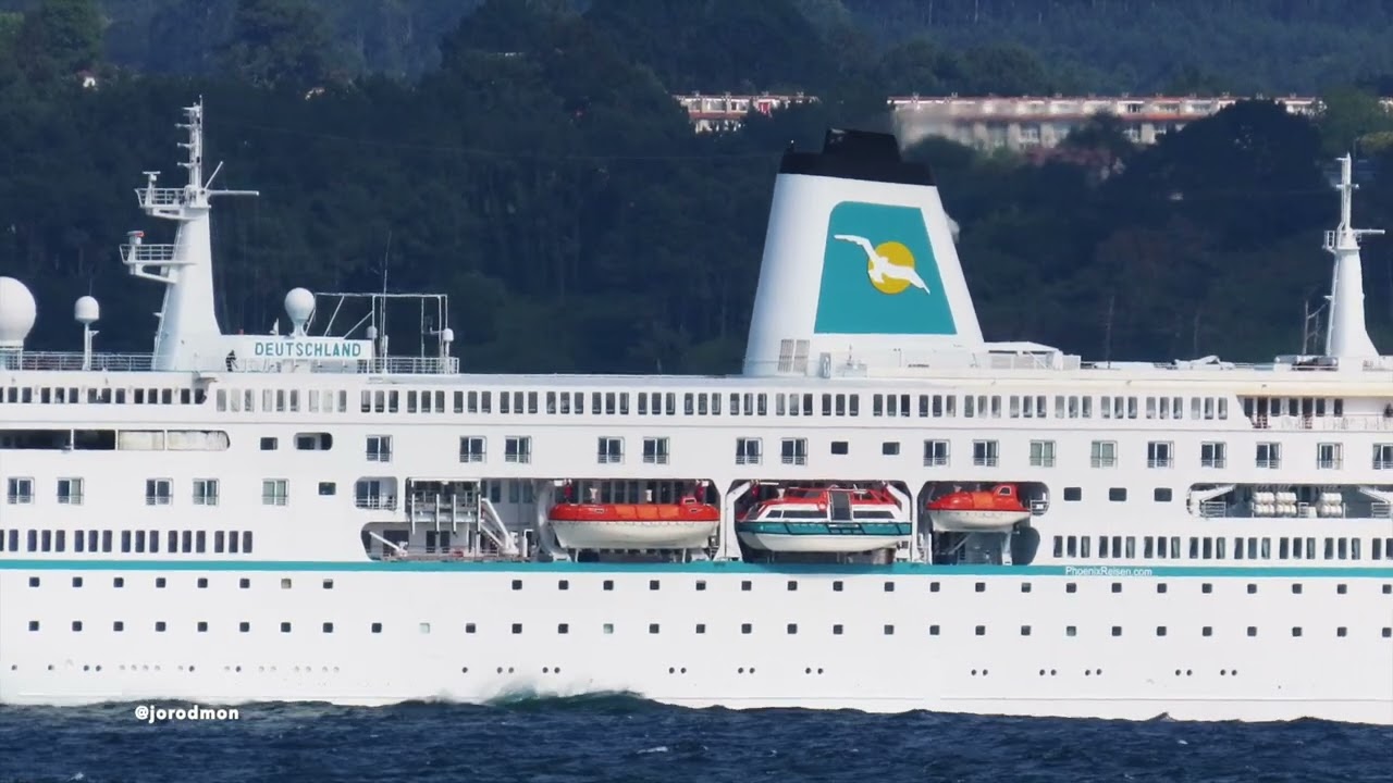 MS DEUTSCHLAND leaving A Coruña