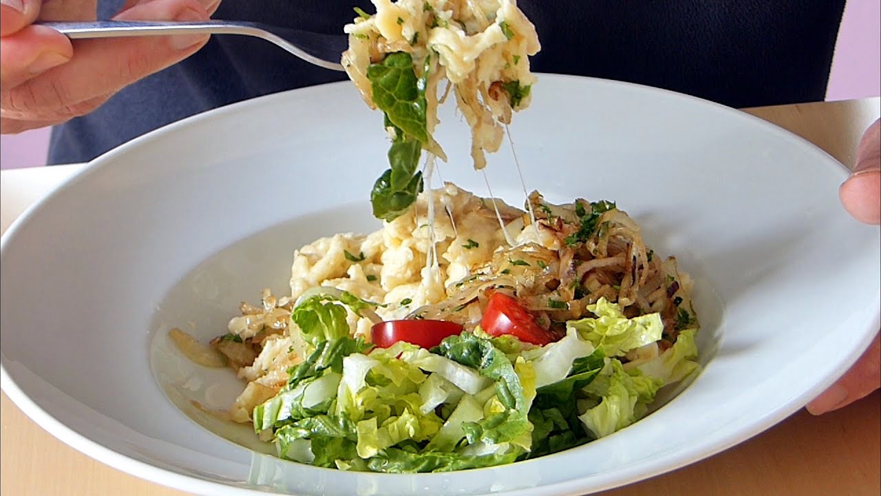 Handgeschabte Käsespätzle selber machen mit Röstzwiebeln & geschmelzten Zwiebeln