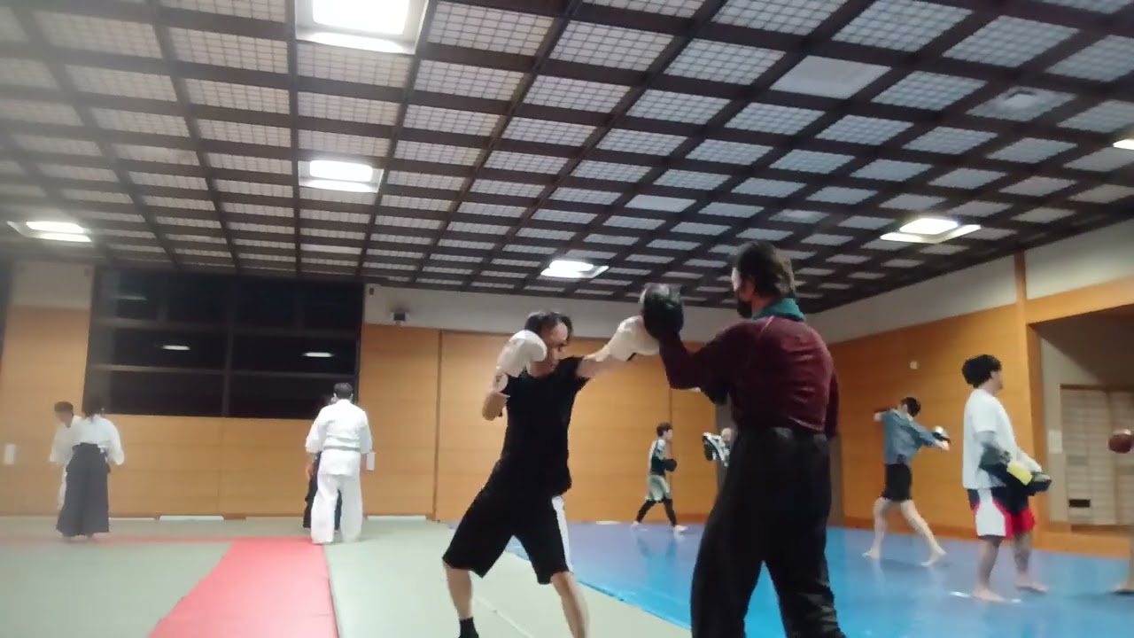 今年初の🥊練習🥊明けましておめでとう🎍先輩とのミット打ち🥊15年ぶりくらいです🥊お互いに、ボクシングチーム0でやってました🥊