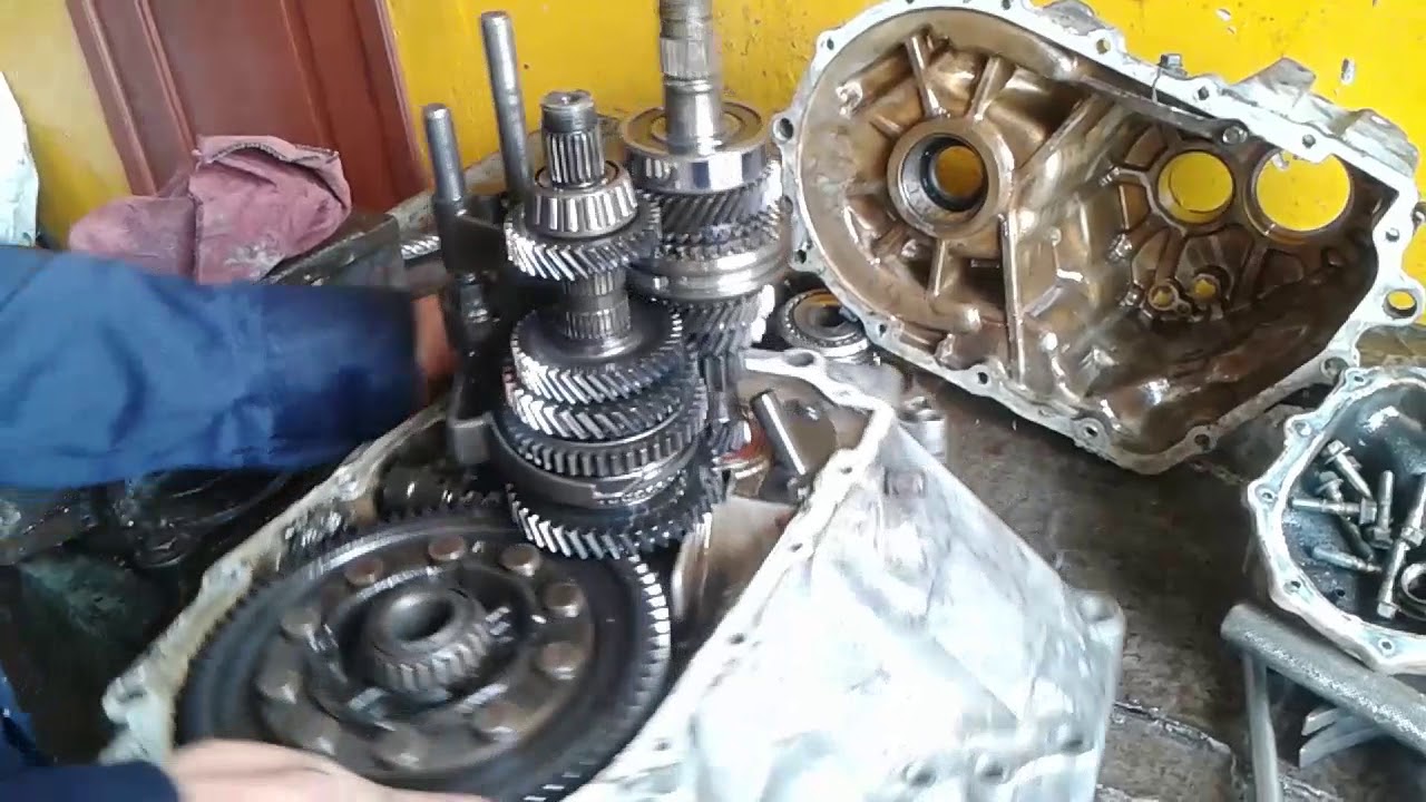 MAZDA 323 COMO DESARMAR CAJA DE CAMBIOS QUE BOTA LA 1ERA VELOCIDAD