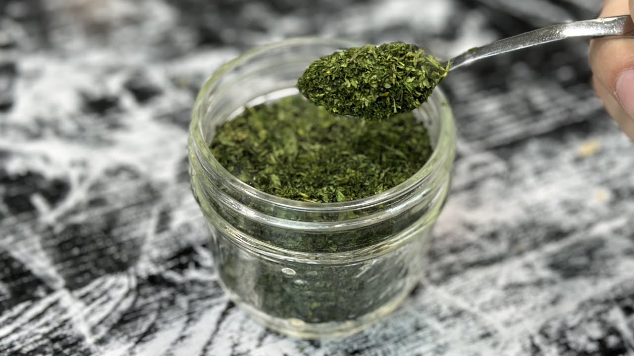 Voici comment faire du PERSIL SÉCHÉ MAISON et le conserver pendant 1 an 🌿