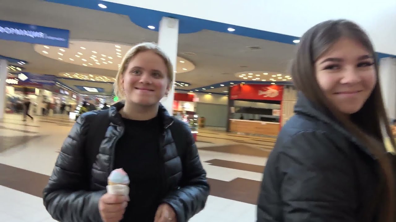 В ТЦ ищем Дарине тёплые брюки . Шоу в Океанариуме . КФС - едим на скамейке )  30.10.21.