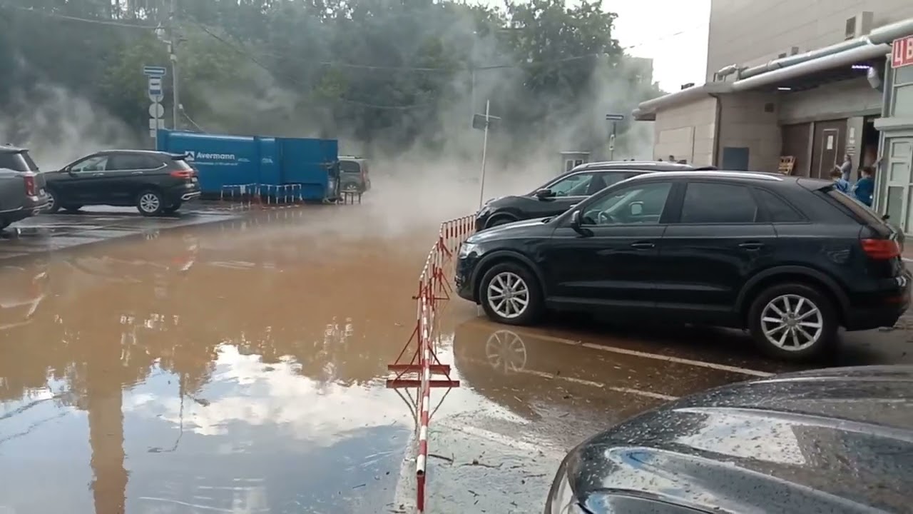 Авария. Кунцево. Прорыв трубы ГВС по Ярцевской улице.