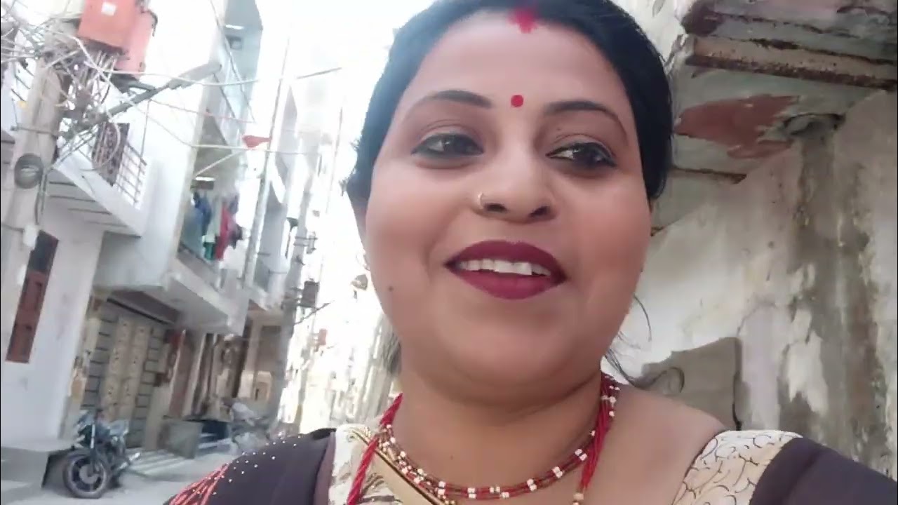 घर में काम चल रहा है फिर भी  दोस्तों के साथ पार्टी करने पहुंच गई। @BabitaVlogs123 