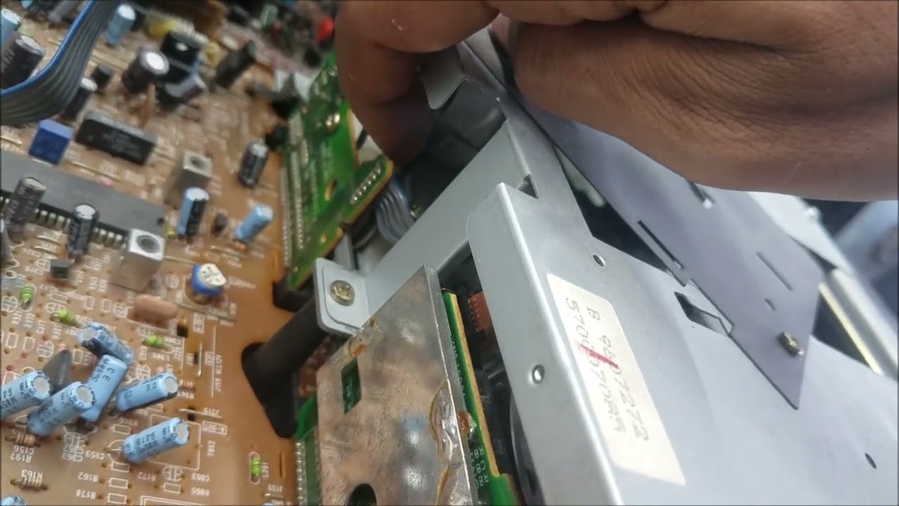 funia TV and VCR F13TRF1 turns off not playing vhs