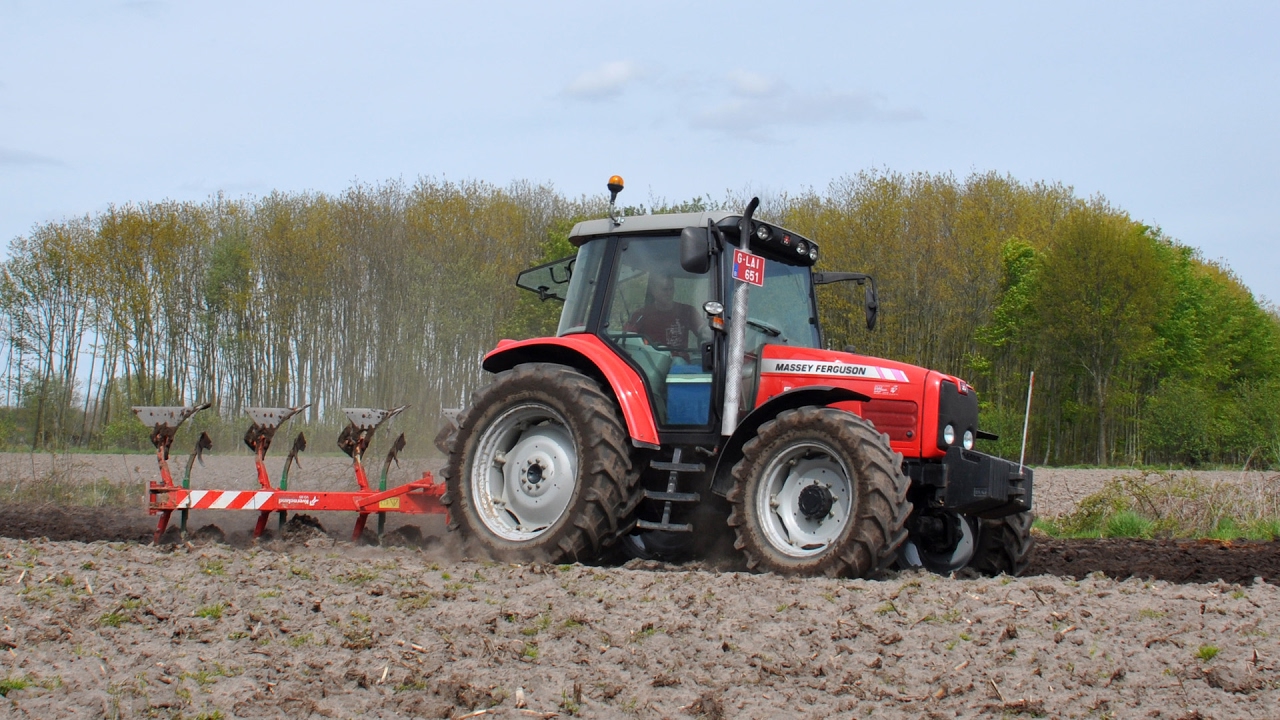 Massey Ferguson 5455 & Kverneland 4-schaarploeg