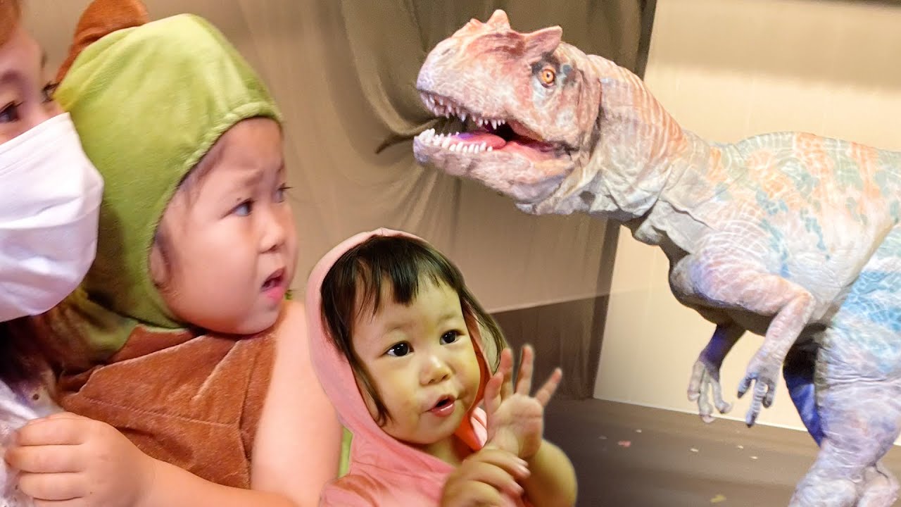 【大迫力】恐竜に遭遇してめちゃくちゃ楽しそう(?)な恐竜姉妹