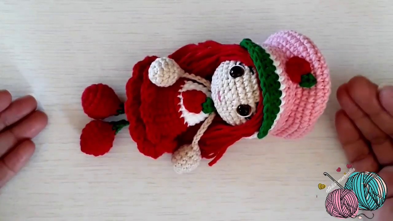 Bambolina moranguinho em amigurumi série turminha tuit frutt
