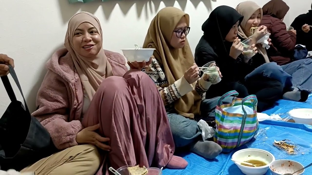 Tạm biệt bạn nữ đồng nghiệp người Indonesia làm cùng xưởng , Liên hoan chia tay . 