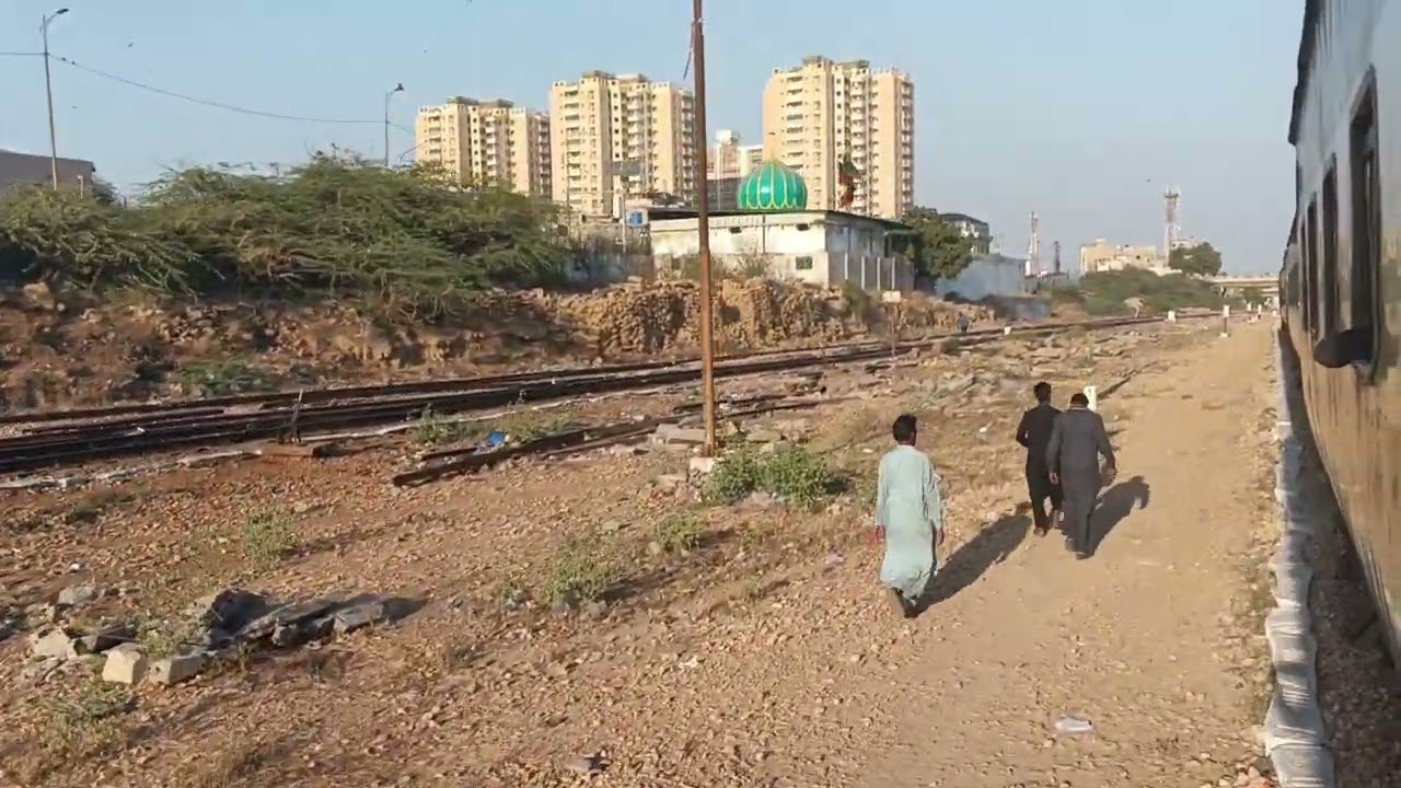 شام کا دلکش وقت اور لاہور کی رانی مستانی علامہ اقبال ایکسپریس کینٹ سے روانہ ہو رہی ہے۔