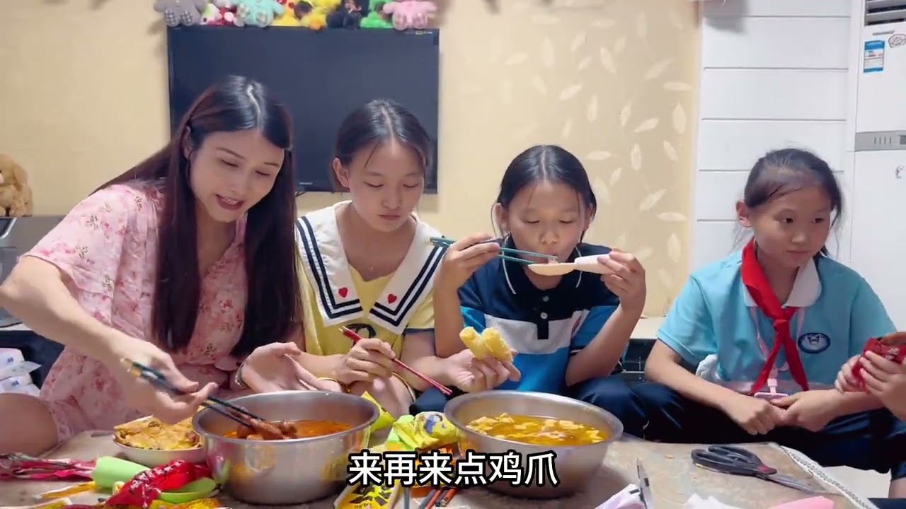 宝妈煮了两盆螺蛳粉，红油满满配上炸蛋鸡爪，太过瘾了