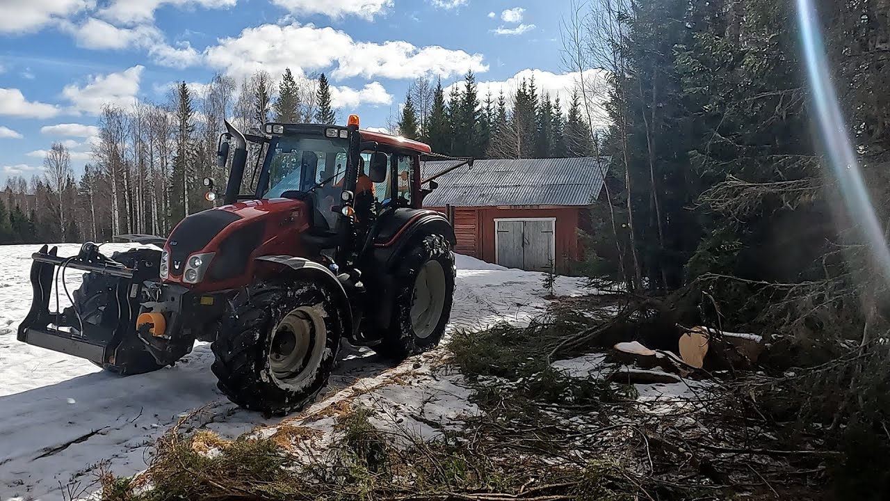 Valtra N123 hauling logs from Westeros