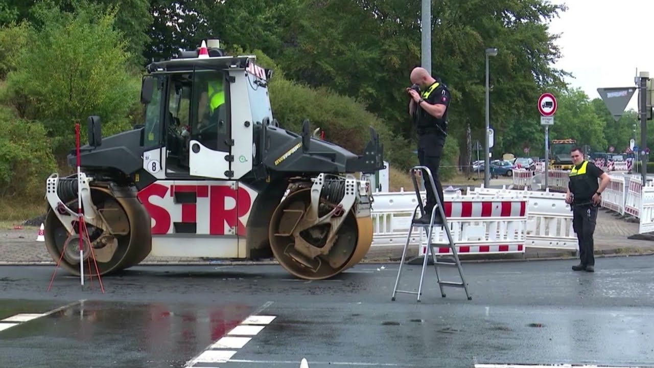 Celle Fünfjähriger auf Fahrrad wird von Straßenwalze erfasst