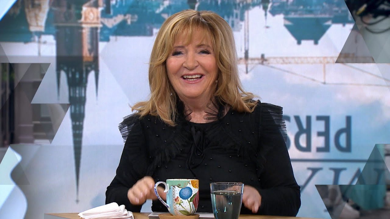 Perspektiv: Är det skönt att bli äldre? Hur viktiga är julens traditioner? - Malou Efter tio (TV4)