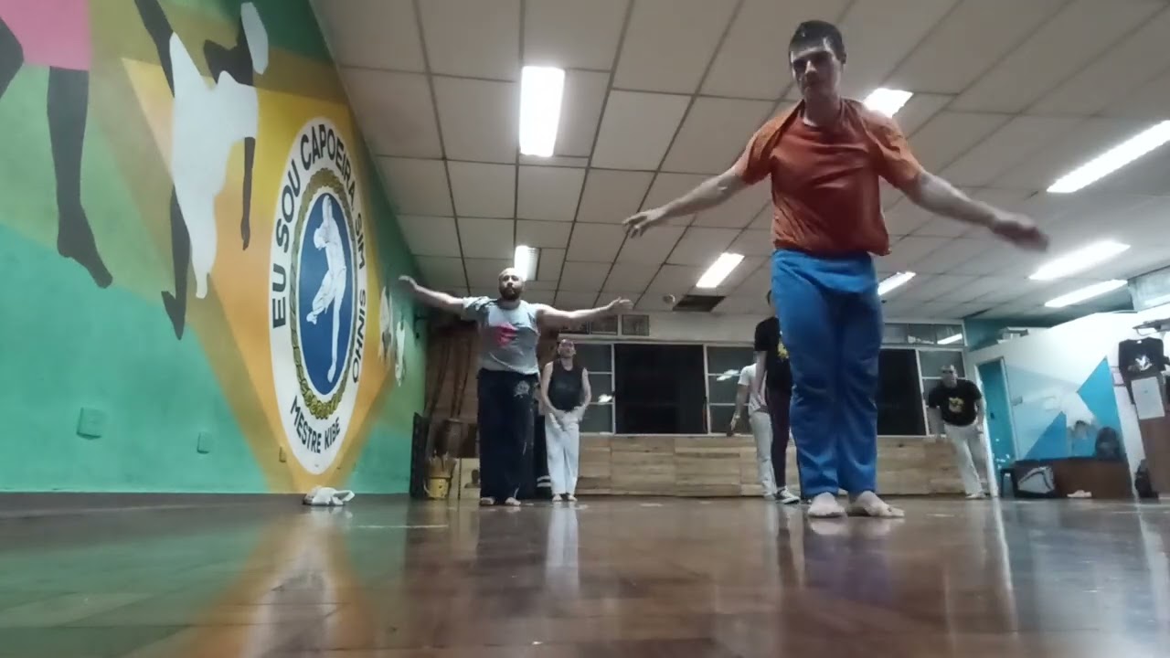aula de miudinho do Mestre Kibe . Eu sou capoeira sim senhor