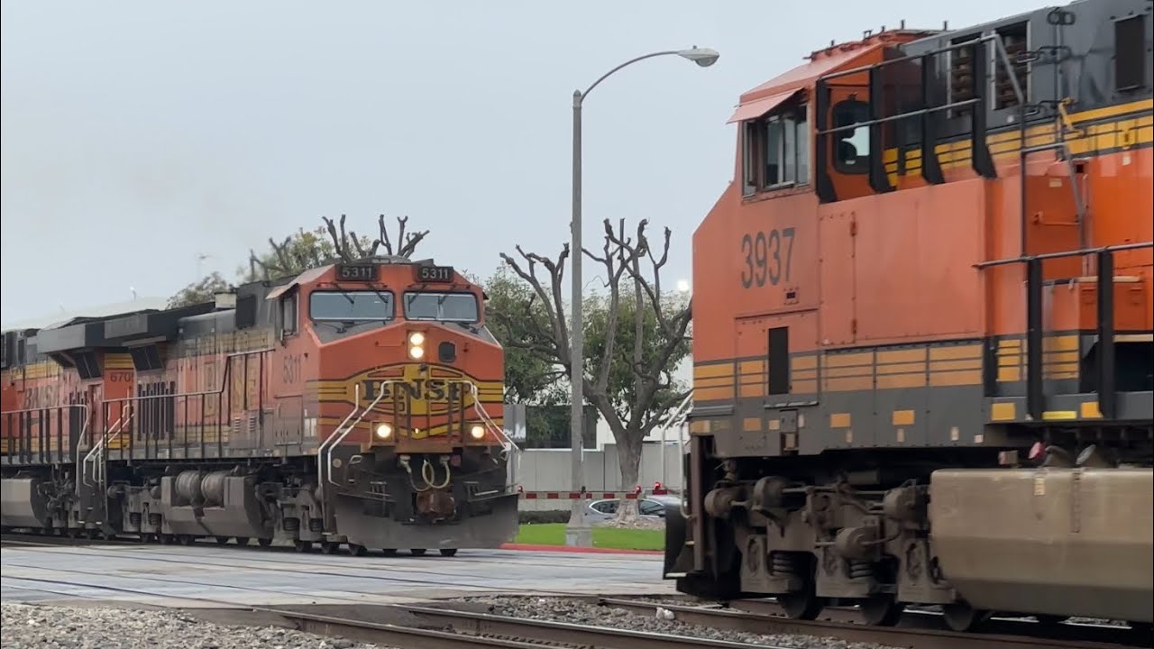 Santa Fe Springs double crossing Railfanning