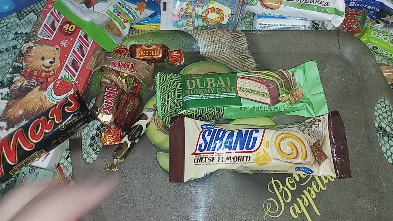Пробуем бисквитные рулеты Dubai Crunchy Cake и Sirang Sponge Roll Cake!