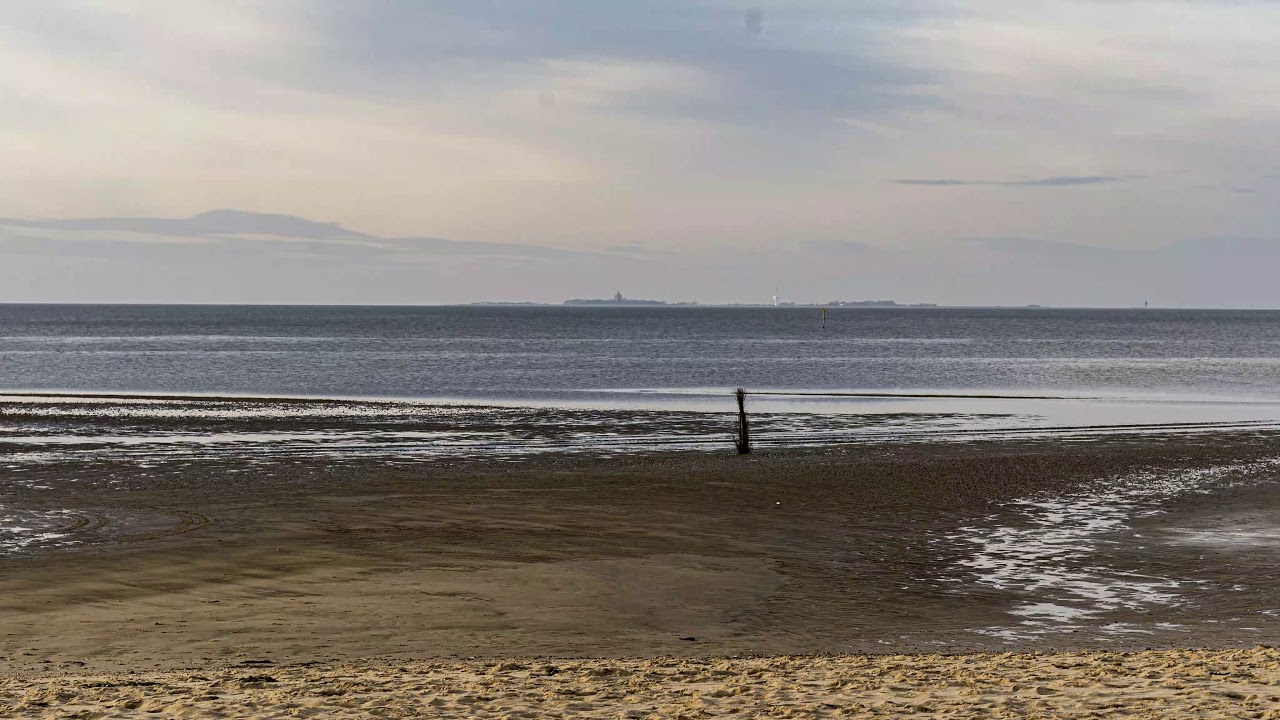 [Timelapse] Rising tide in the Wadden Sea in front of Sahlenburg with a view of the island Neuwerk