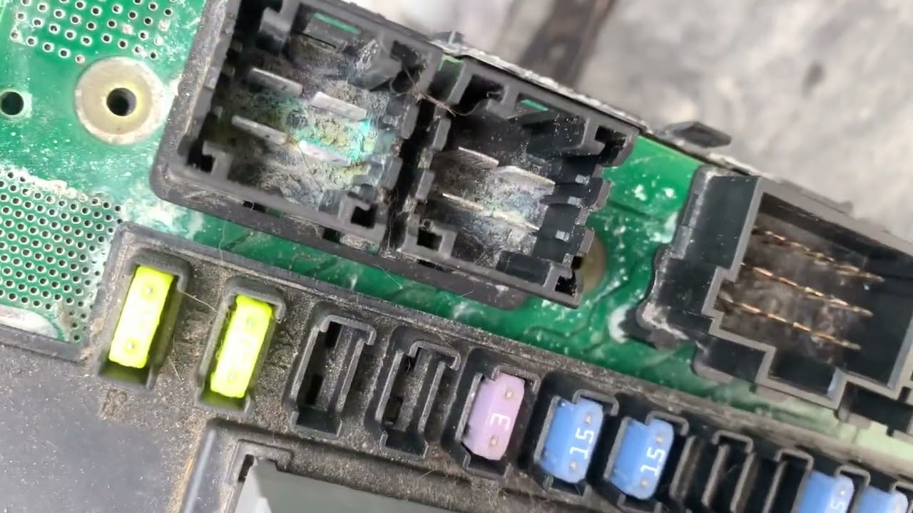Cab Sam Inspection water damage, 2012 freightliner cascadia. Windshield pump on always. Cab 33 fault