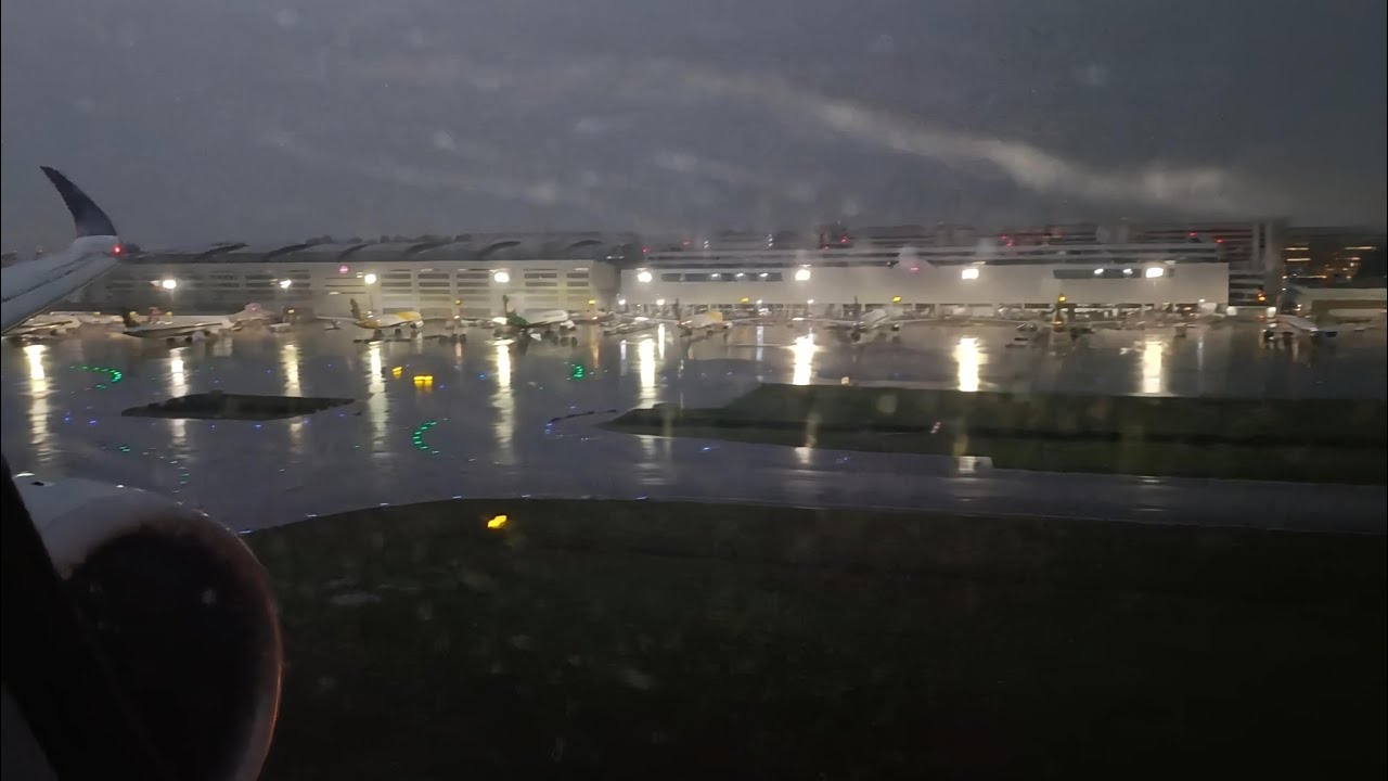Rainy Landing at Singapore Changi Airport | Singapore Airlines | Airbus A350-900