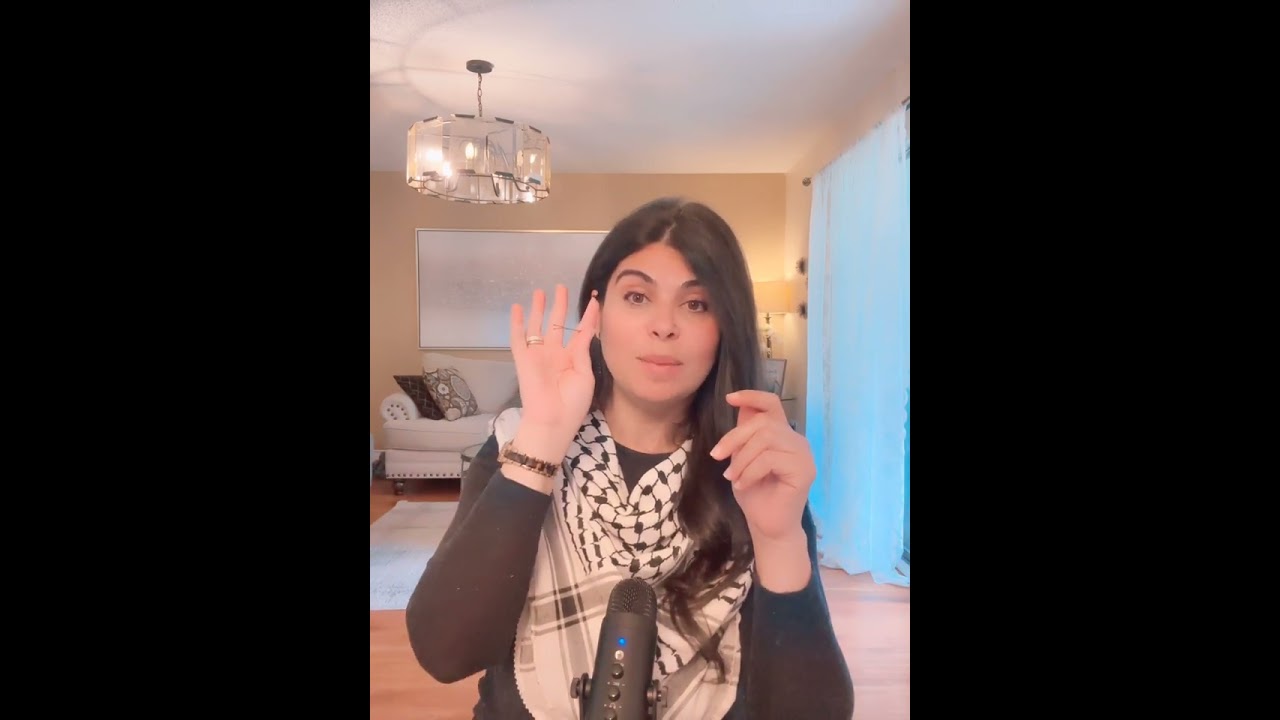 مسك الطفل لشيء باليد دائما  هل نمنع أم نسمح… اضطراب حسي 