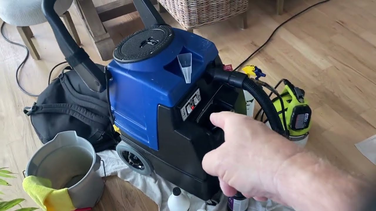 Oxy-Dry Cleaning linen furniture with the TSC cleaning tool and the E600 extractor