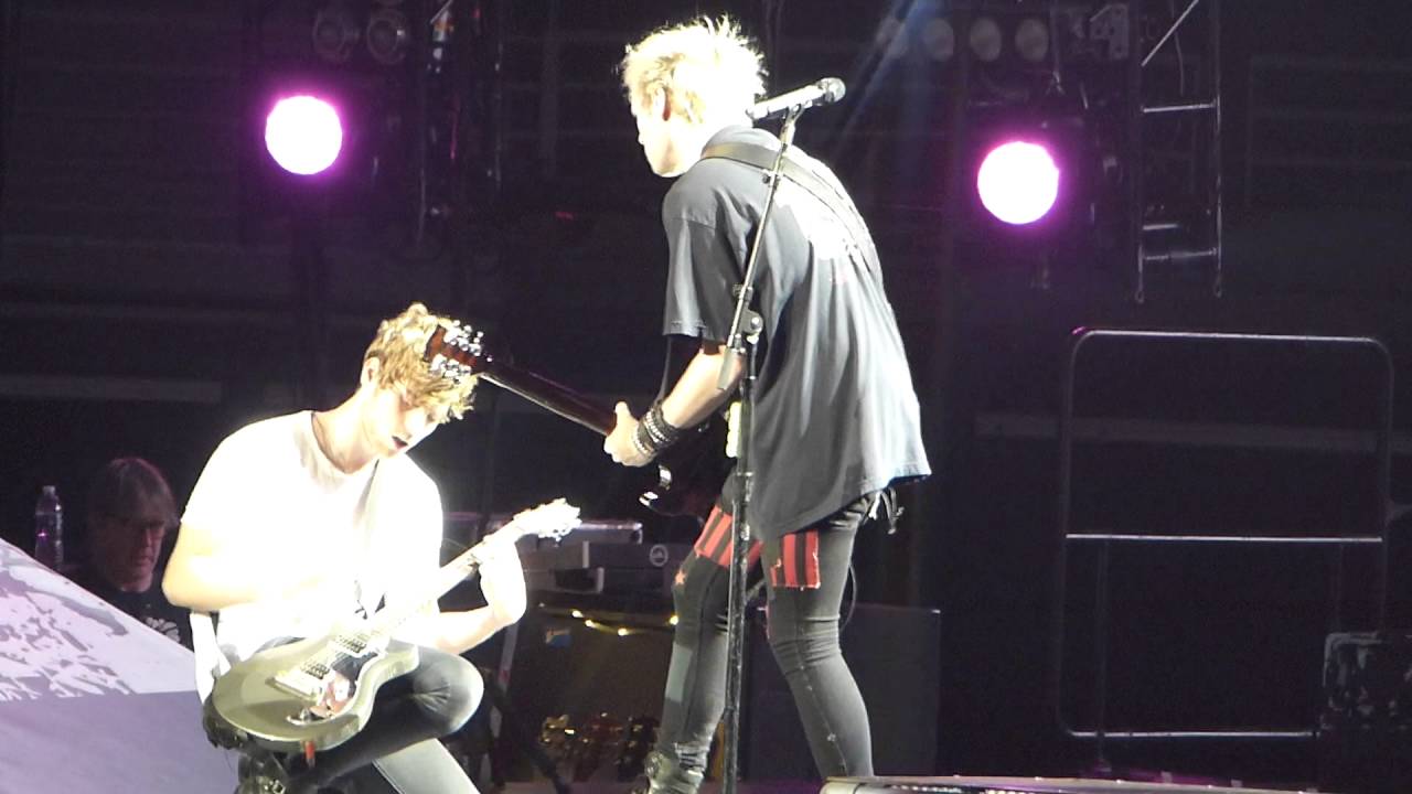 5SOS - She's Kinda Hot - Live Detroit, MI 7/27/16