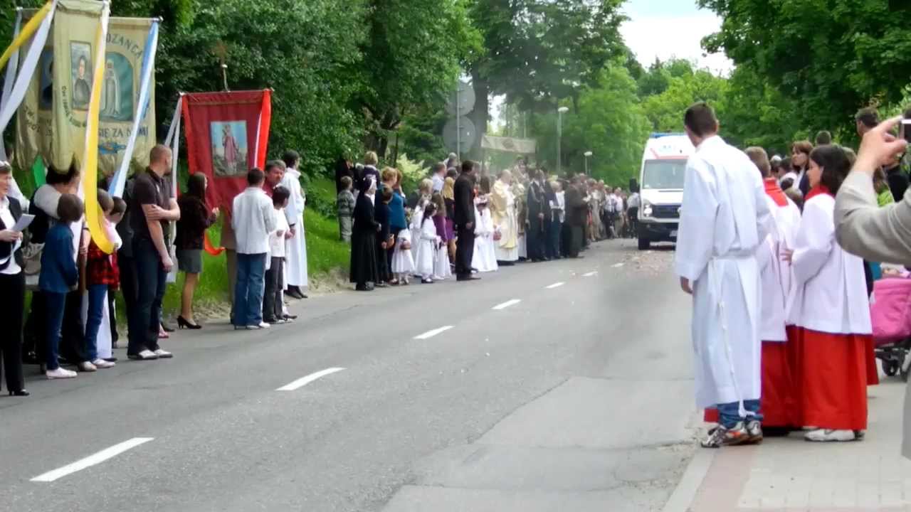 [Trąbki] Alarmowo karetka P-50 przebija się przez procesję.