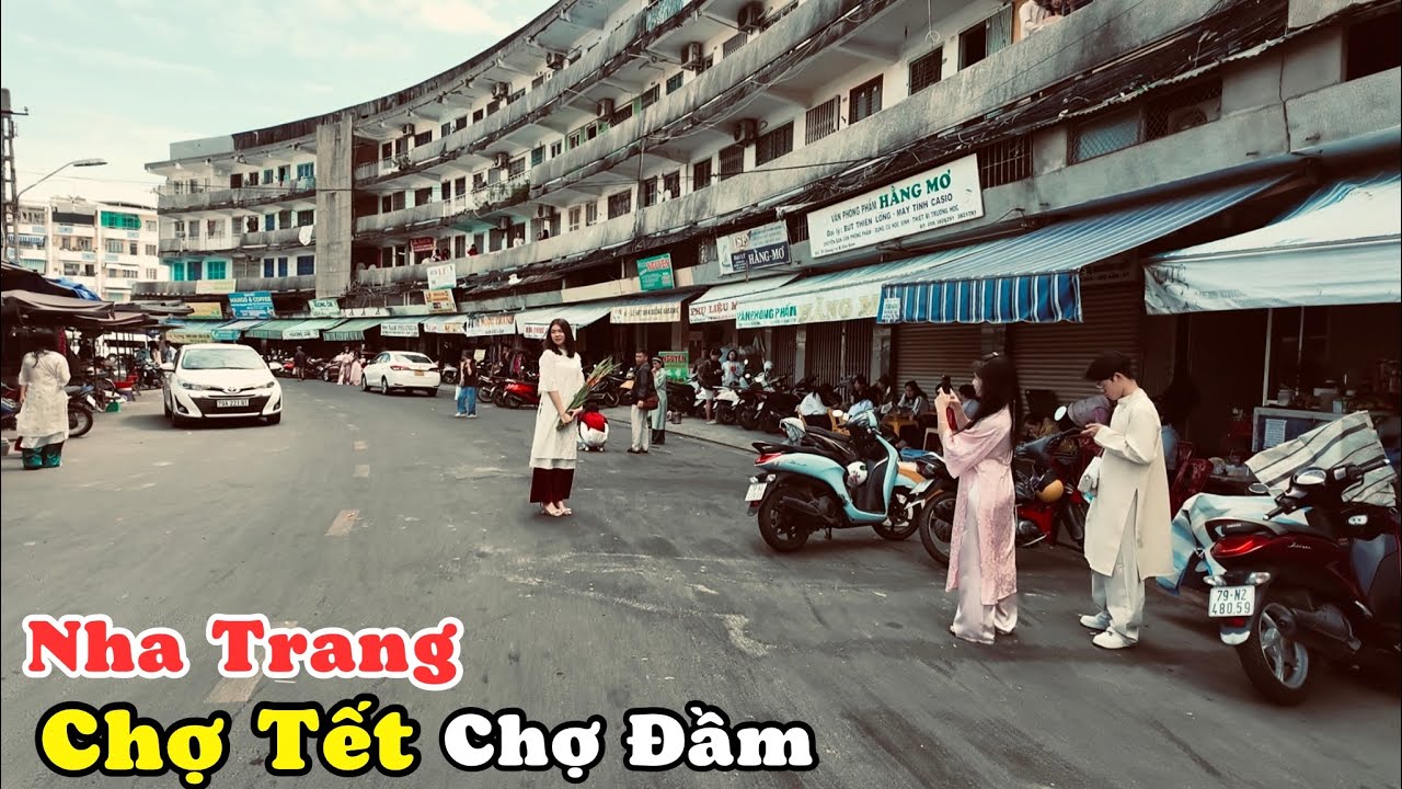 Góc Chợ Đầm Những Ngày Gần Tết Thu Hút Nườm Nượp Bạn Trẻ Nha Trang. Đường Tăng Bạt Hổ Nhiều Món Tết