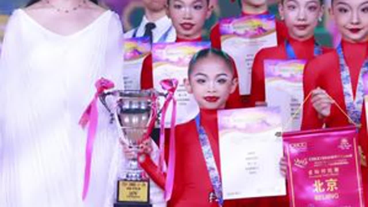 出战北京CBOC省际对抗赛 这次我长大了一点点，子彤姐姐好高哇，站在姐姐旁边还是小小个，哥哥姐姐们都好棒哇👑🏆 #拉丁舞比赛 #爱跳舞的小姑娘 #小人精日常 #拉丁舞 #骗你生女儿 @北京枫...