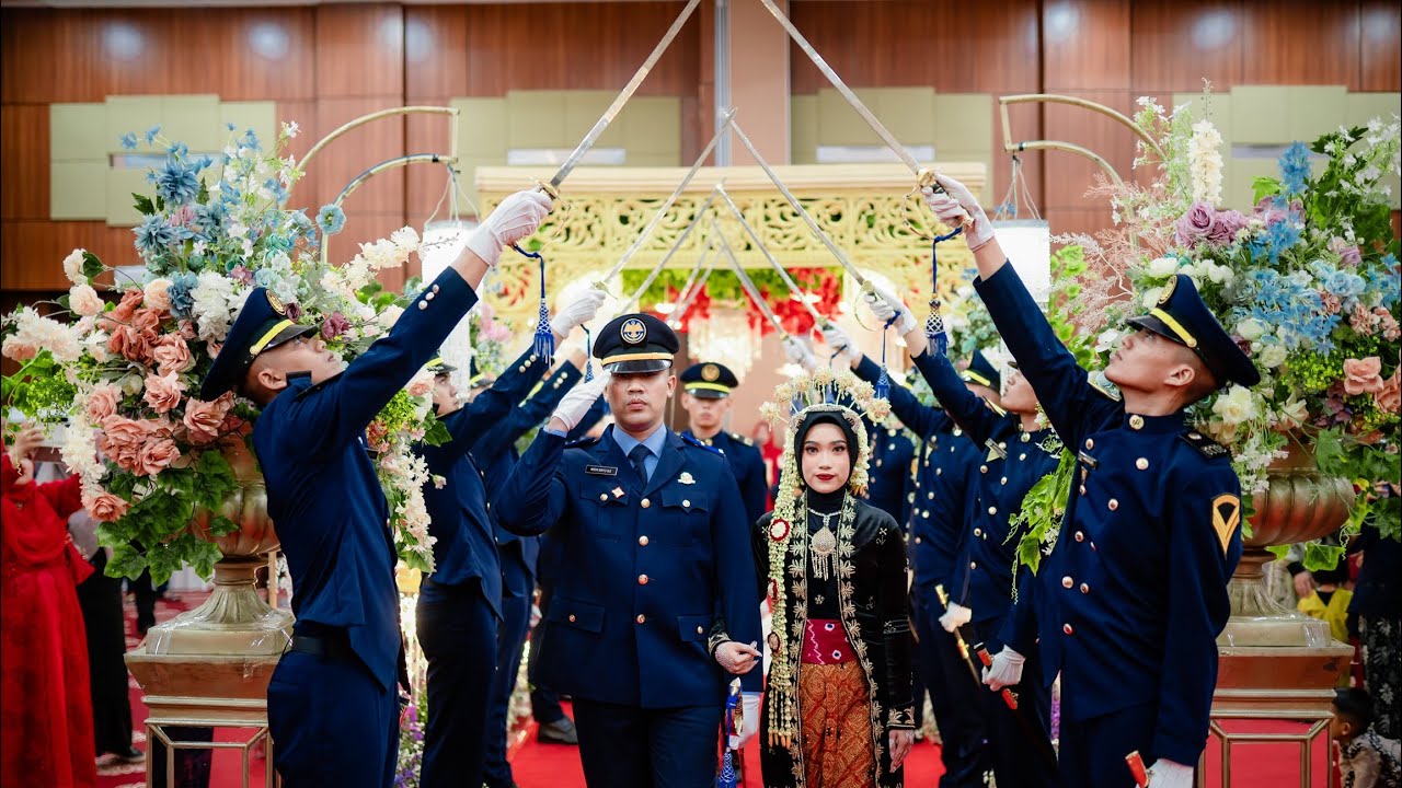 Kitri & Widhi's Wedding Pedang Pora STTD [Sekolah Tinggi Transportasi Darat] at PEPI by Avi Catering