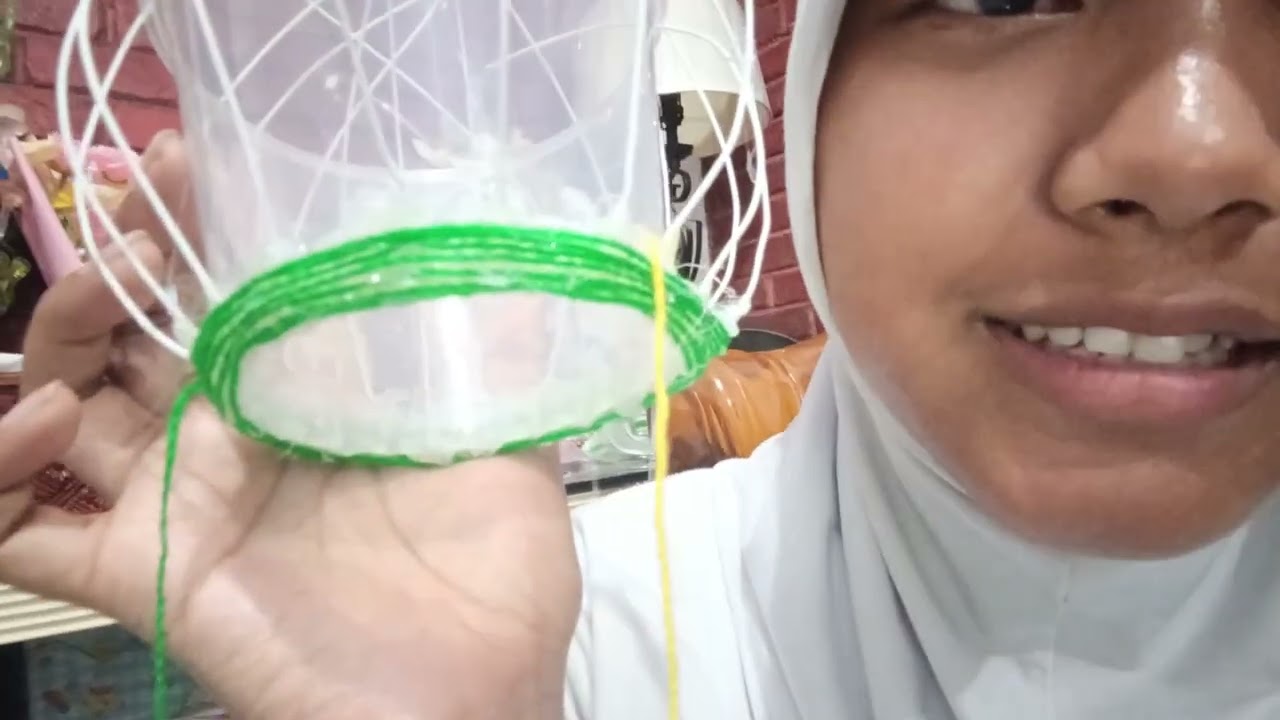 Karya seni kriya terapan anyaman | membuat keranjang dari benang wol | Mita Agustin XII M