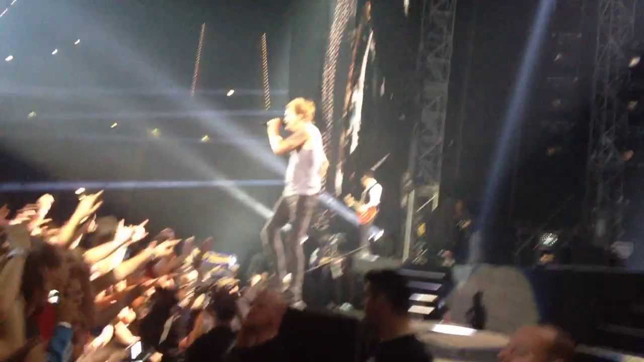 Die Toten Hosen - Paradies (Live in Düsseldorf 11.10.13) mit Fan auf der Bühne