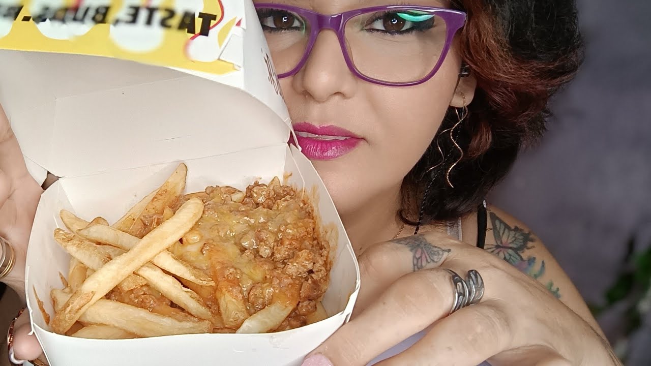 ASMR Comiendo papas chilli cheese fries Carl's jr