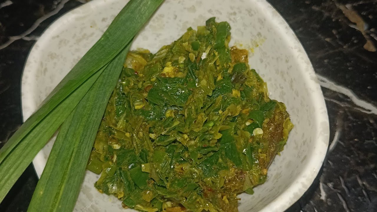 हरे लहसुन का चटपटा अचार | Green Garlic Tasty and Tangy Pickle 😋| Roshni food & vlogs