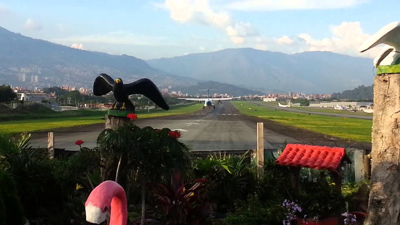 ATR 42-500 landing at Olaya Herrera Airpot in Medellin -  Aterrizaje en Olaya herrera