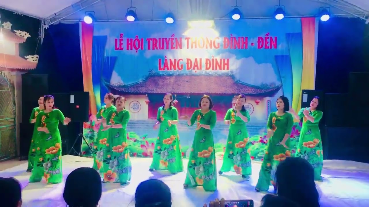 Về hội làng đi em. Clb thôn đại đình biểu diễn