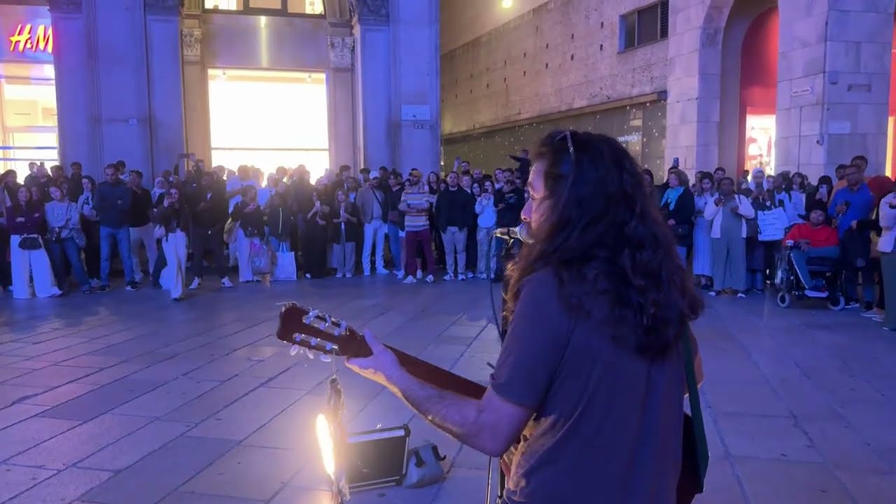 🇮🇹 Caruso cantata da un artista di strada a Milano: la magia della musica nelle piazze