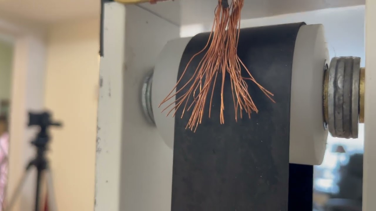 Van de Graaff Generator, Effect of Corona Brushes Touching and not Touching the Belt